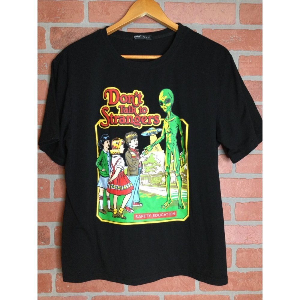 Romwe Men's “Don't Talk to Strangers” Alien Space Abduction T-Shirt Black Size M